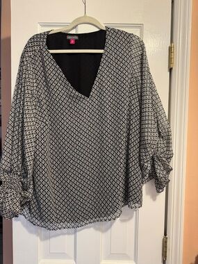 NWOT! Vince Camuto long-sleeve V-neck geometric blouse black & white